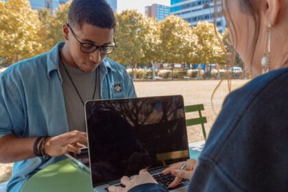 geracao-z-investe-em-cripto-e-guarda-mais-dinheiro,-mas-reserva-nao-passa-de-6-meses