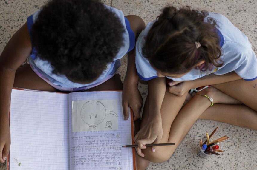 metade-dos-estudantes-nao-ve-debate-antirracista-na-escola,-diz-estudo