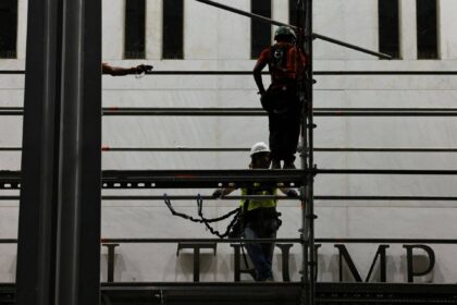 trabalhadores-iniciam-remocao-do-nome-de-trump-do-kennedy-center-em-meio-a-aplausos